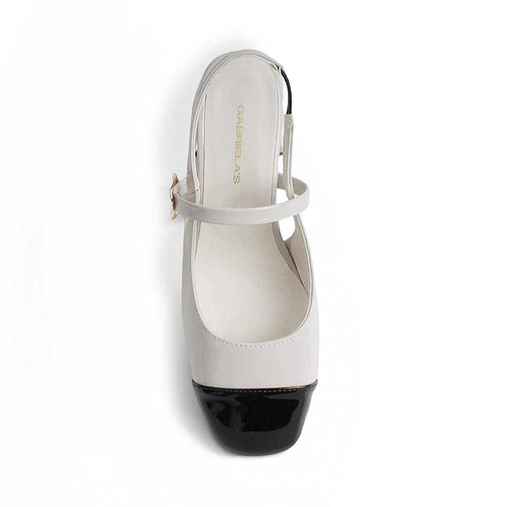 vista superior de zapatillas beige/negro para mujer con pulsera