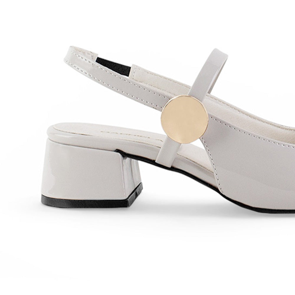 vista trasera de tacón cuadrado en zapatillas beige/negro de mujer