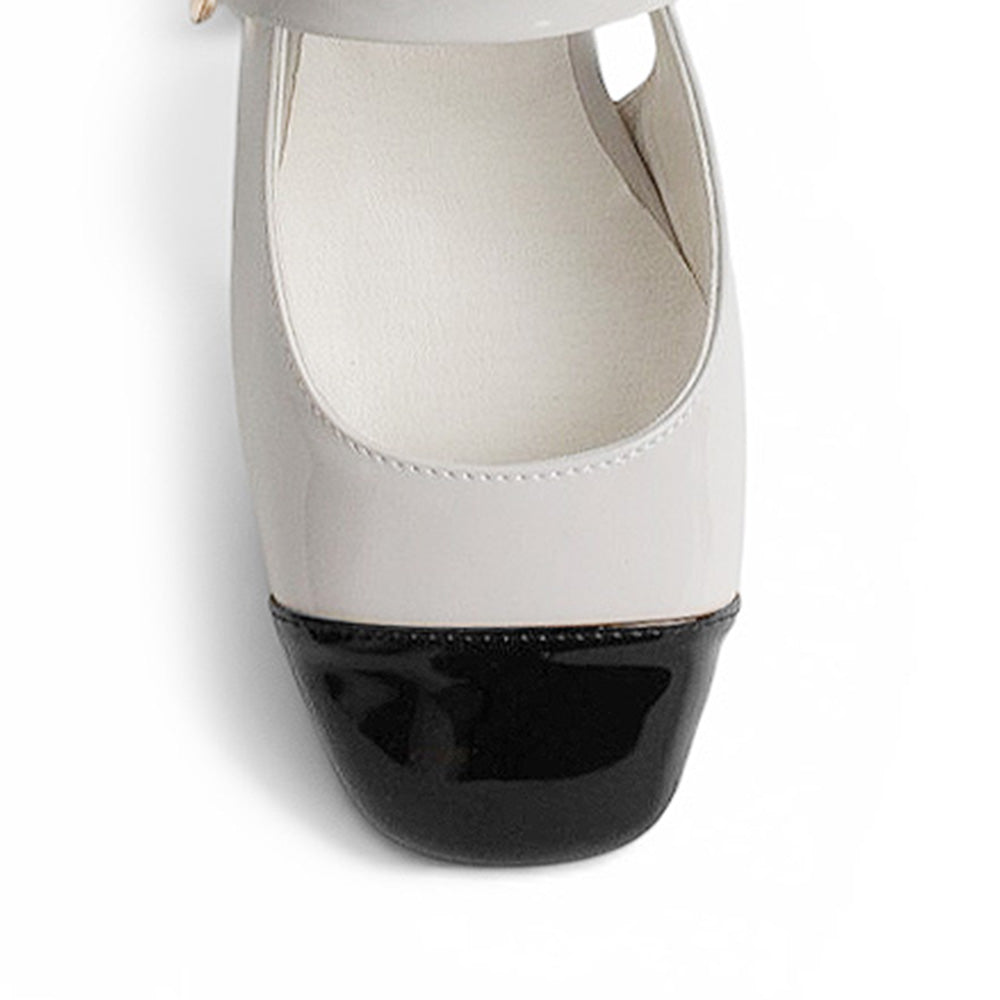 vista del detalle de la pulsera en las zapatillas beige con negro de mujer y tacón 