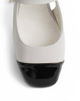 vista del detalle de la pulsera en las zapatillas beige con negro de mujer y tacón 