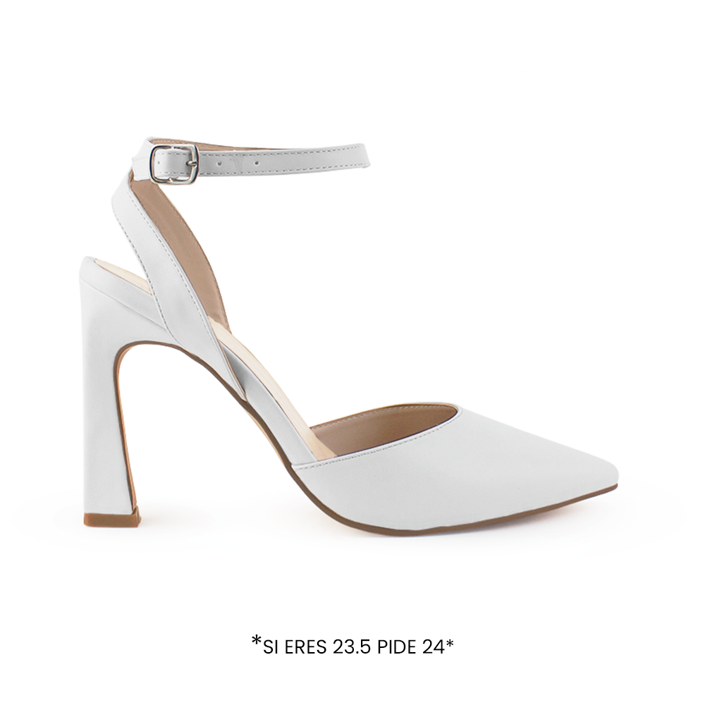 Vista lateral de zapatilla blanca con pulsera y tacón medio de 10cm