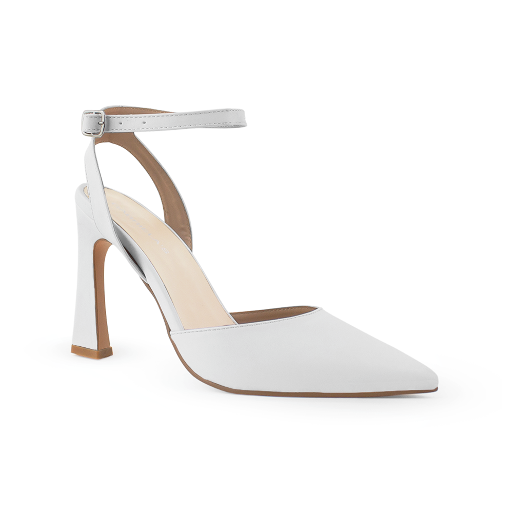 Vista diagonal de zapatilla para mujer con pulsera y tacón escultural  en color blanco