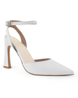 Vista diagonal de zapatilla para mujer con pulsera y tacón escultural  en color blanco