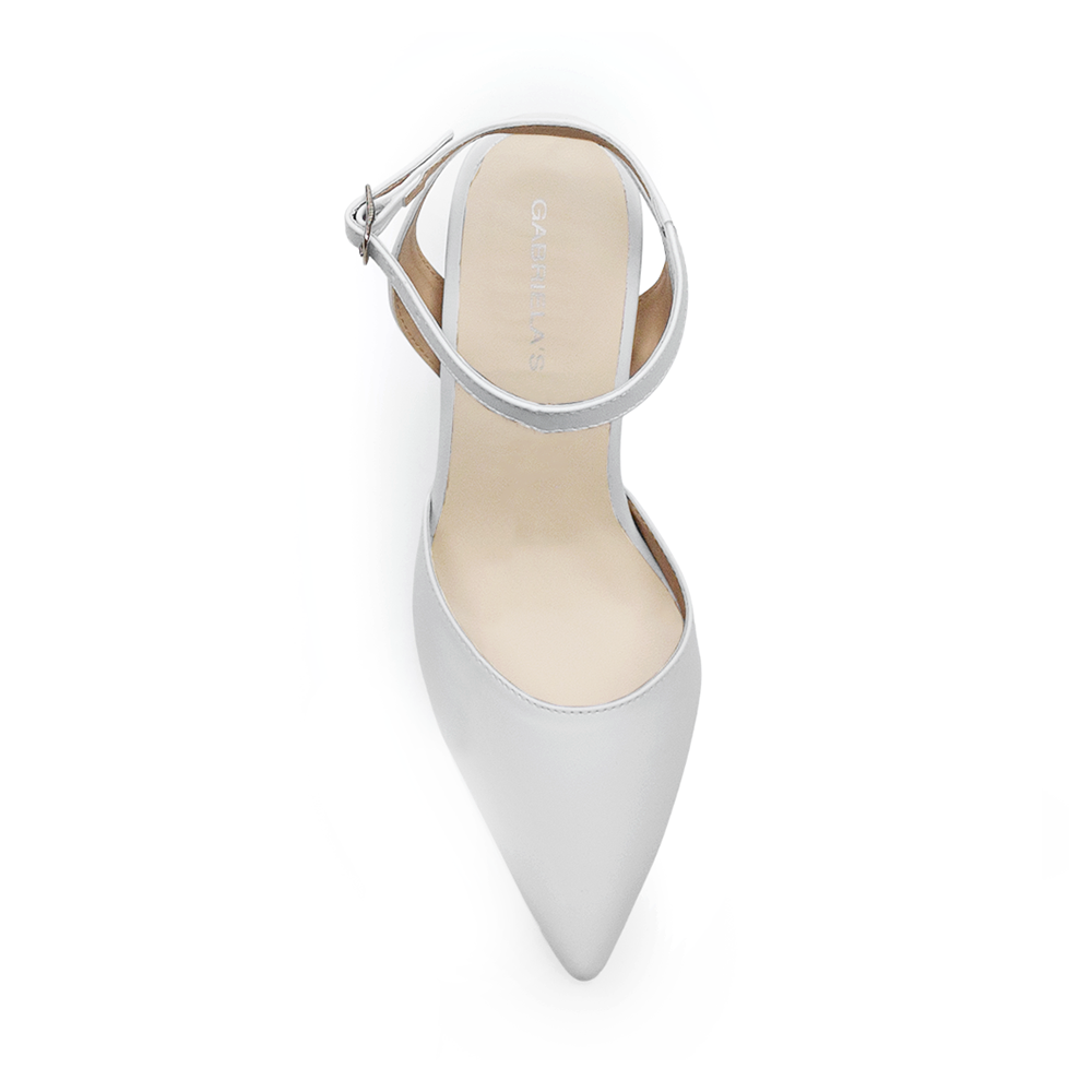 Vista superior de zapatilla blanca  con pulsera para mujer puntal