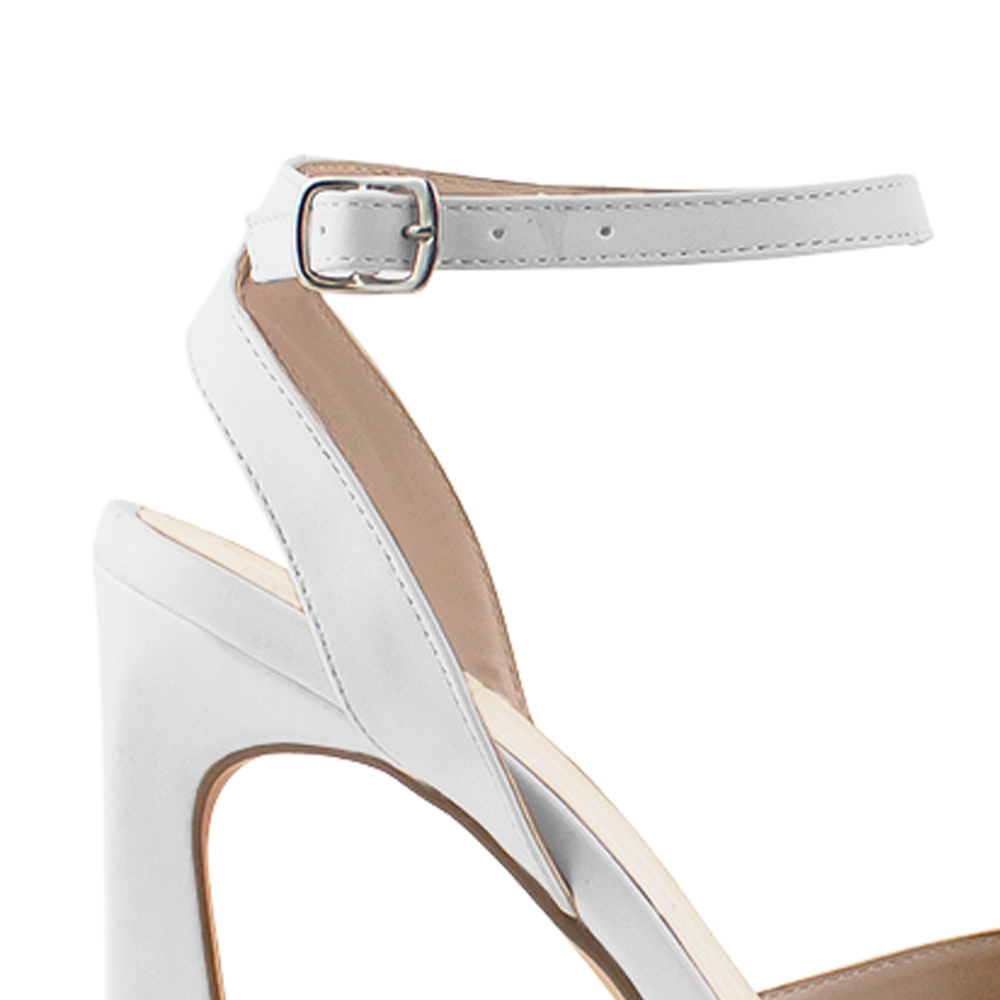 Vista trasera de tacón escultural de 10cm en zapatilla blanca para mujer con pulsera
