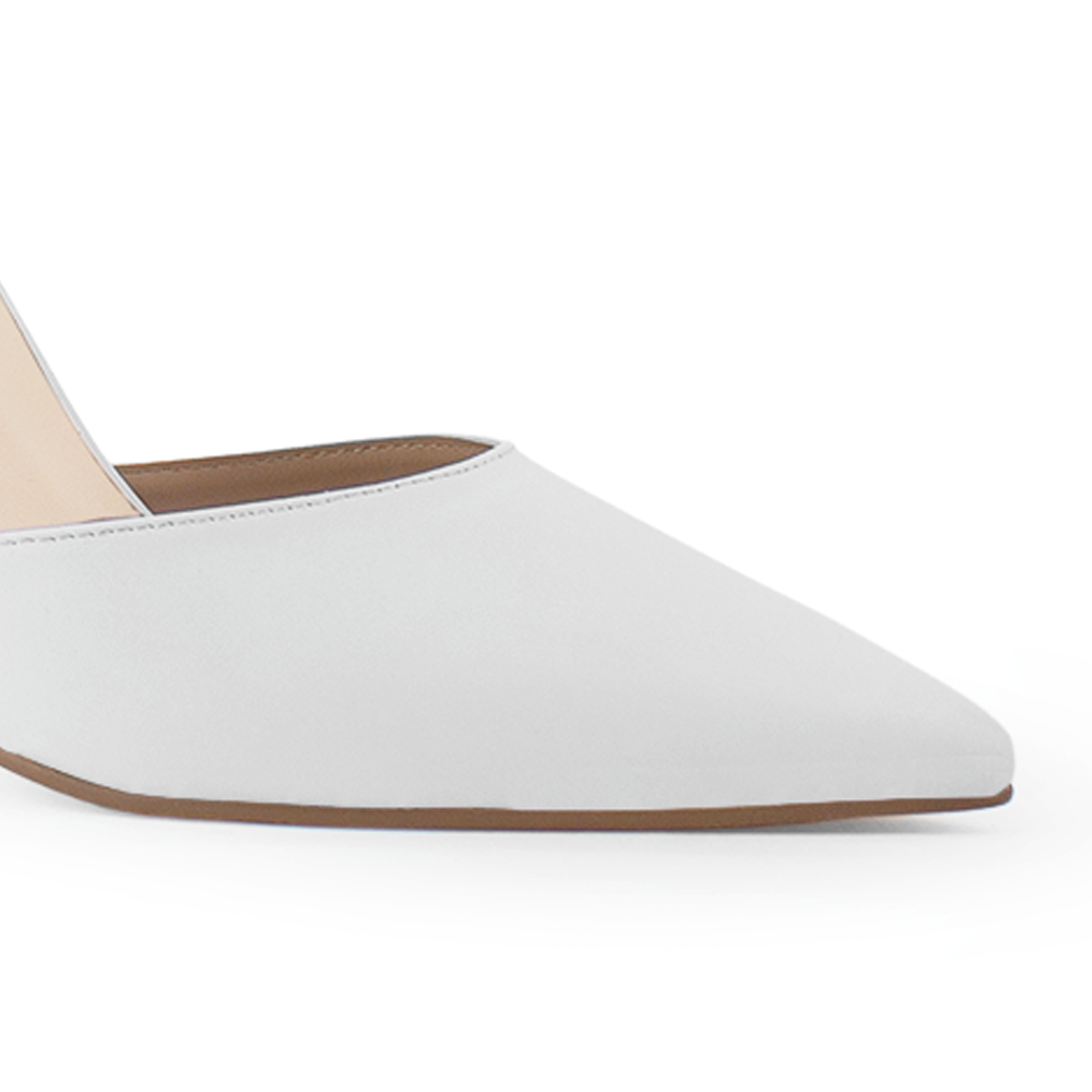 Vista a detalle de zapatilla blanca puntal con pulsera y tacón escultural 10cm