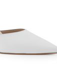 Vista a detalle de zapatilla blanca puntal con pulsera y tacón escultural 10cm
