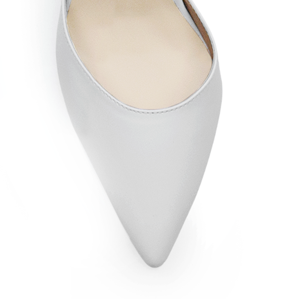 Vista de material sintético en zapatilla con pulsera y tacón escultural color blanco