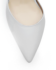 Vista de material sintético en zapatilla con pulsera y tacón escultural color blanco