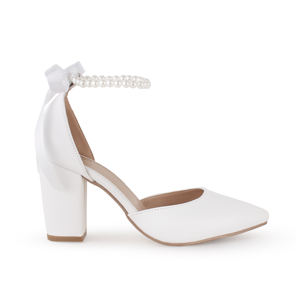 Vista lateral de zapatilla para mujer color blanca con tacon medio y perlas