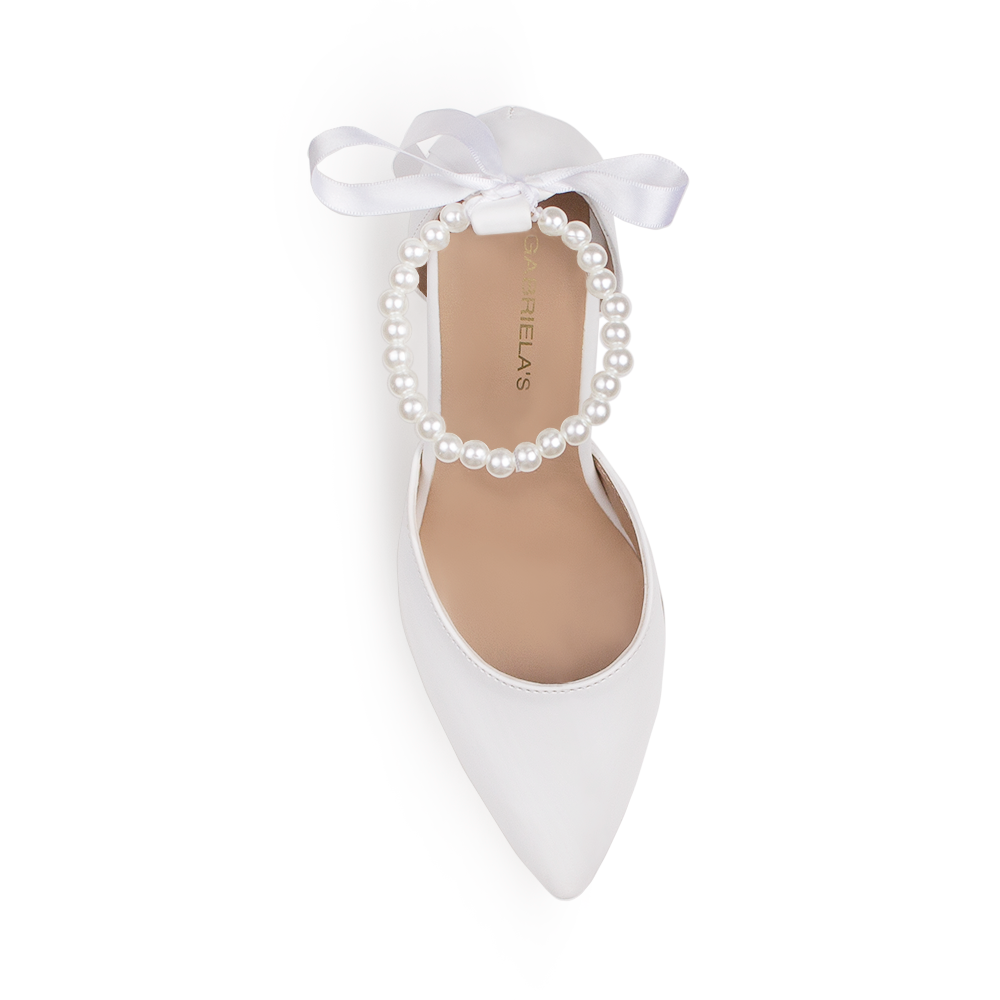 Vista superior de zapatilla para mujer con pulsera de perlas color blanco