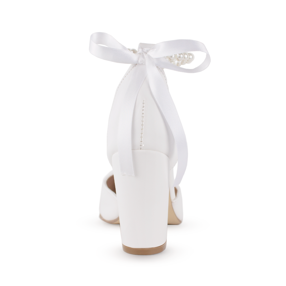 Vista trasera de zapatilla blanca para mujer con tacon y moño de liston 