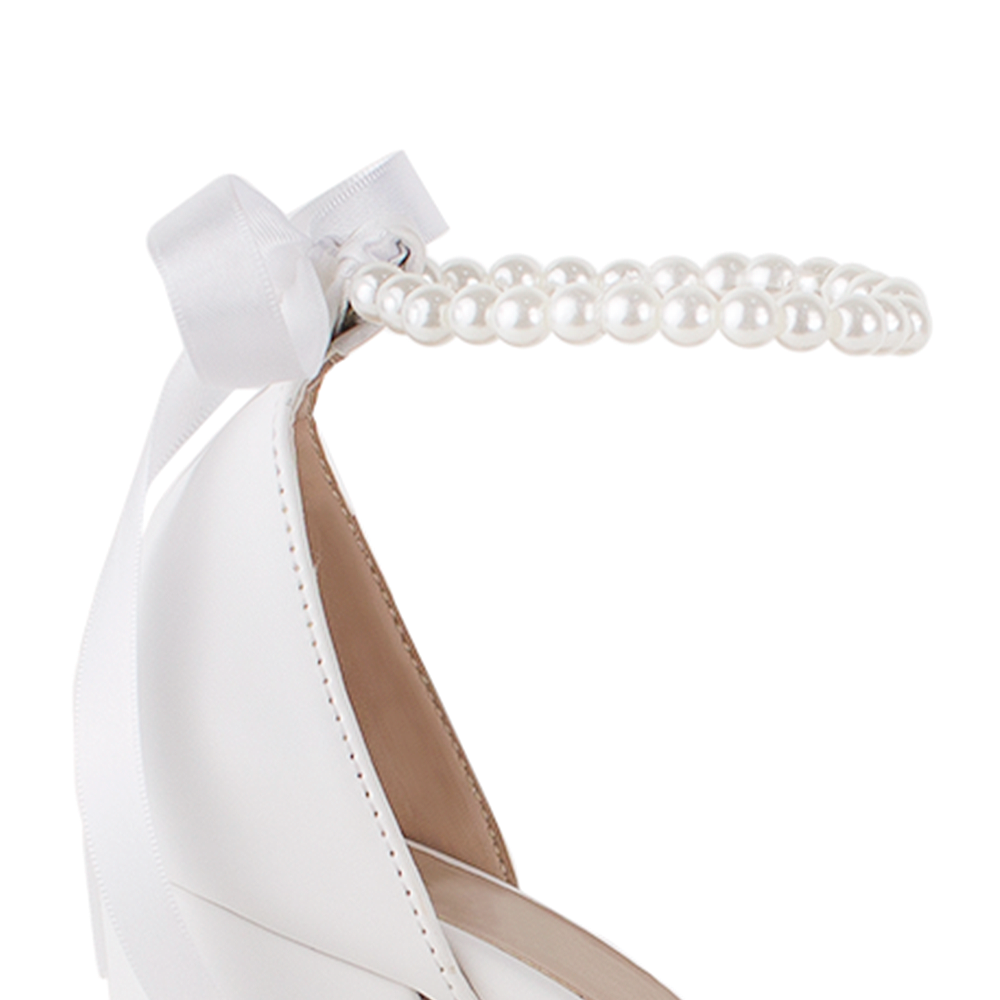 Vista de perlas en pulsera de zapatilla blanca para mujer