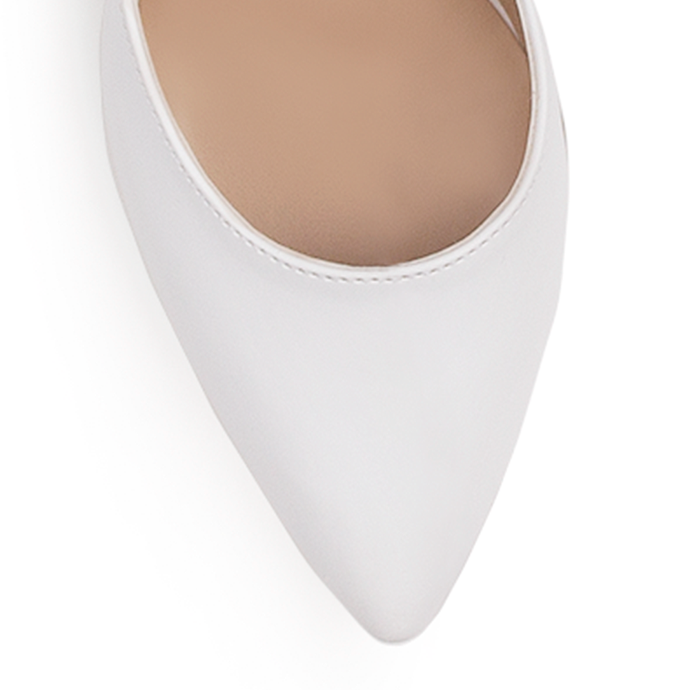 Vista de material cabra sintetico en zapatilla blanca para mujer