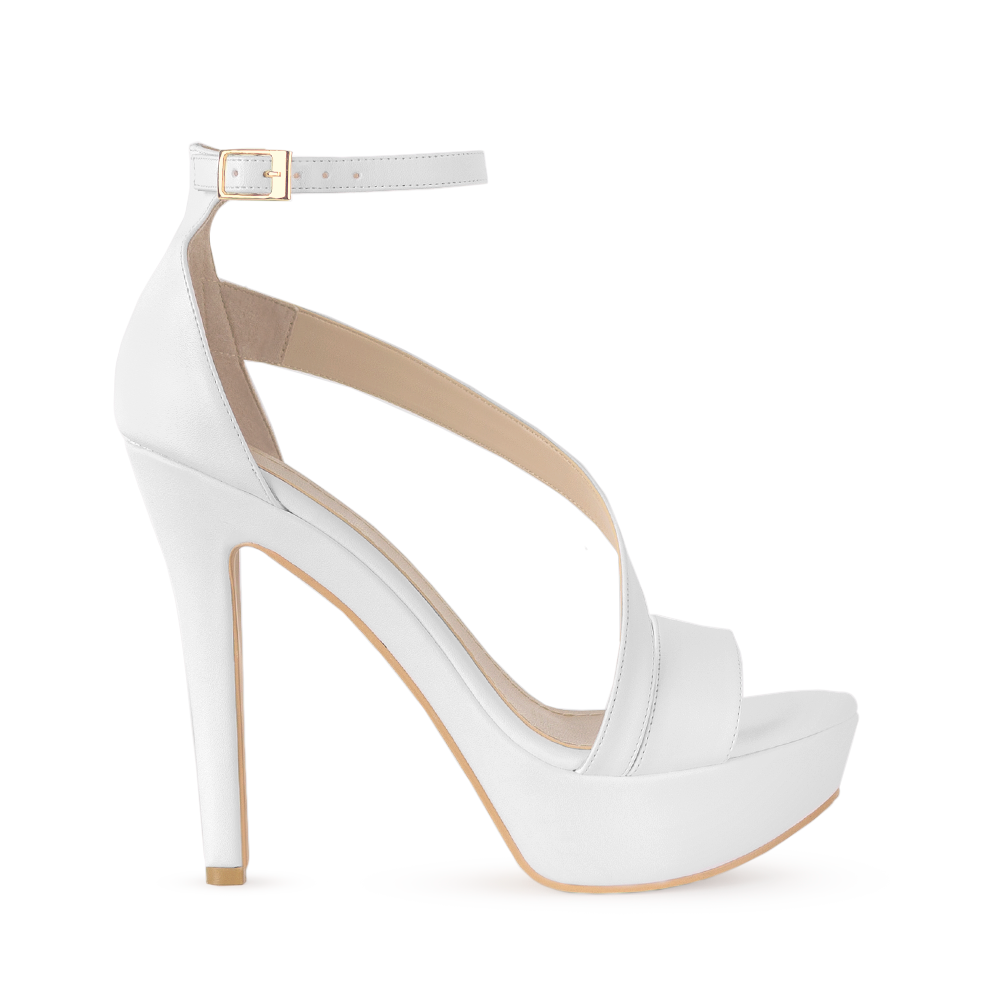 Vista lateral de zapatilla blanca con tacon delgado para mujer