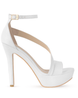 Vista lateral de zapatilla blanca con tacon delgado para mujer