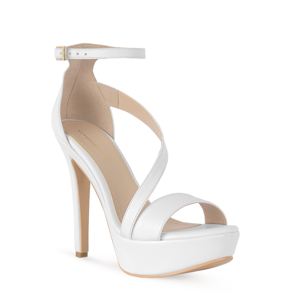 Vista diagonal de zapatilla blanca con pulsera para mujer