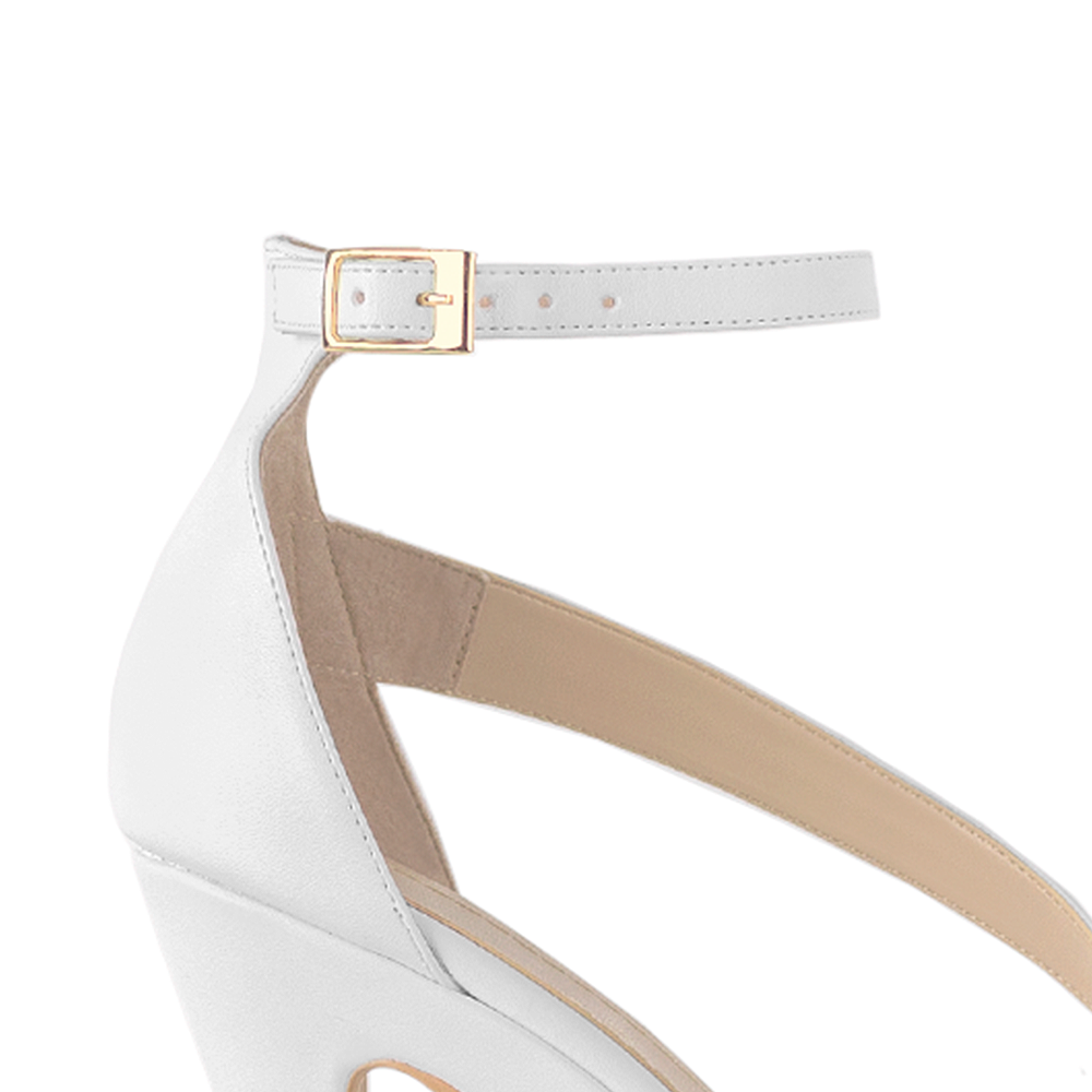 Vista de detalle en zapatilla para mujer blanca con pulsera 