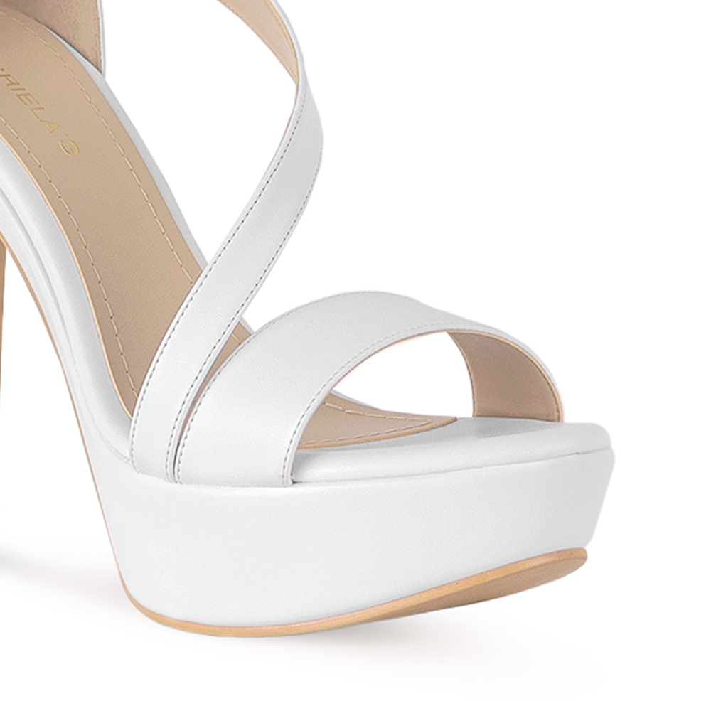 Detalle de material elegante en zapatillas para mujer color blanco
