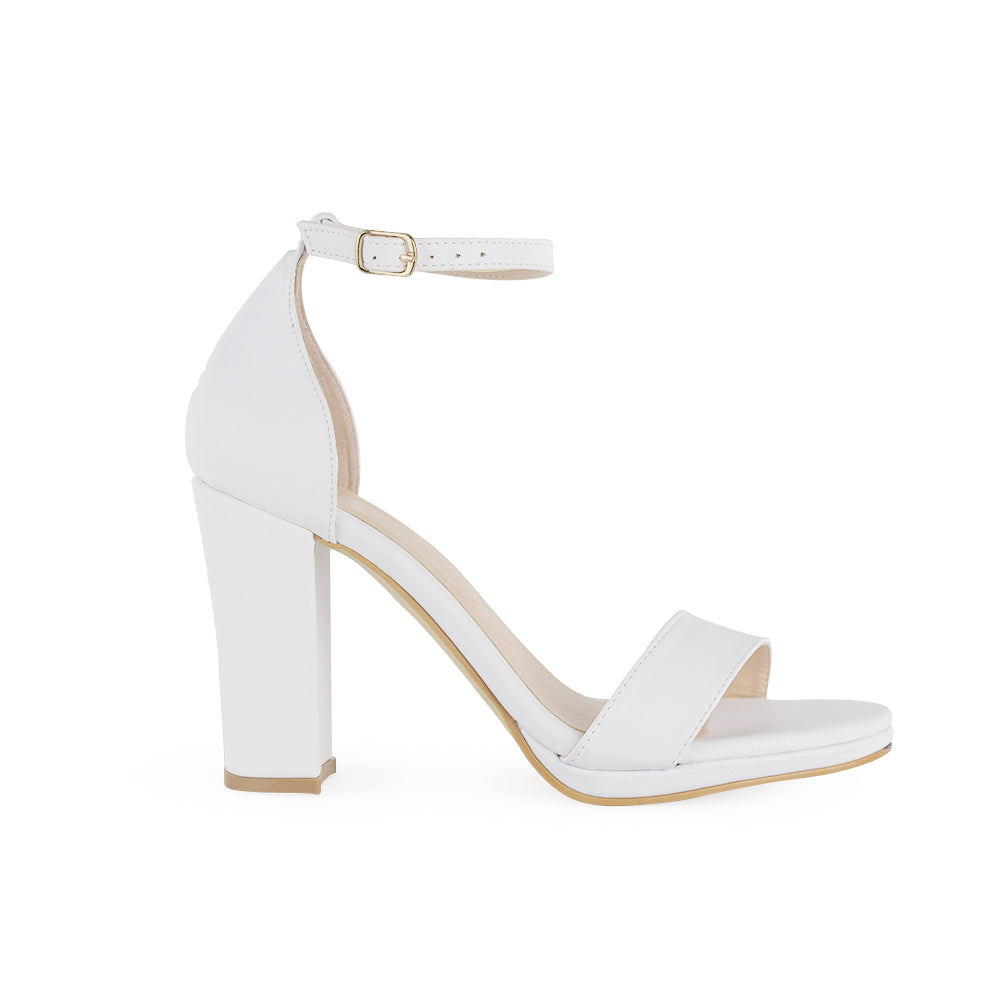 Vista lateral de zapatilla blanca con pulsera y tacón medio de 10cm para mujer
