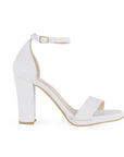 Vista lateral de zapatilla blanca con pulsera y tacón medio de 10cm para mujer