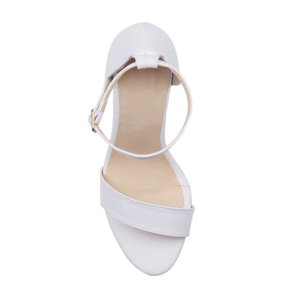 Vista superior de zapatilla con pulsera para mujer en color blanco 