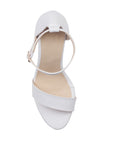 Vista superior de zapatilla con pulsera para mujer en color blanco 