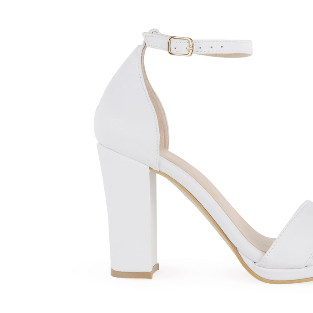 Vista trasera de zapatilla para mujer color blanco con pulsera y tacón medio de 10cm