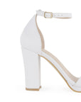 Vista trasera de zapatilla para mujer color blanco con pulsera y tacón medio de 10cm