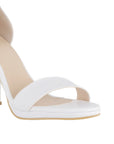 Vista a detalle de zapatilla blanca para mujer 