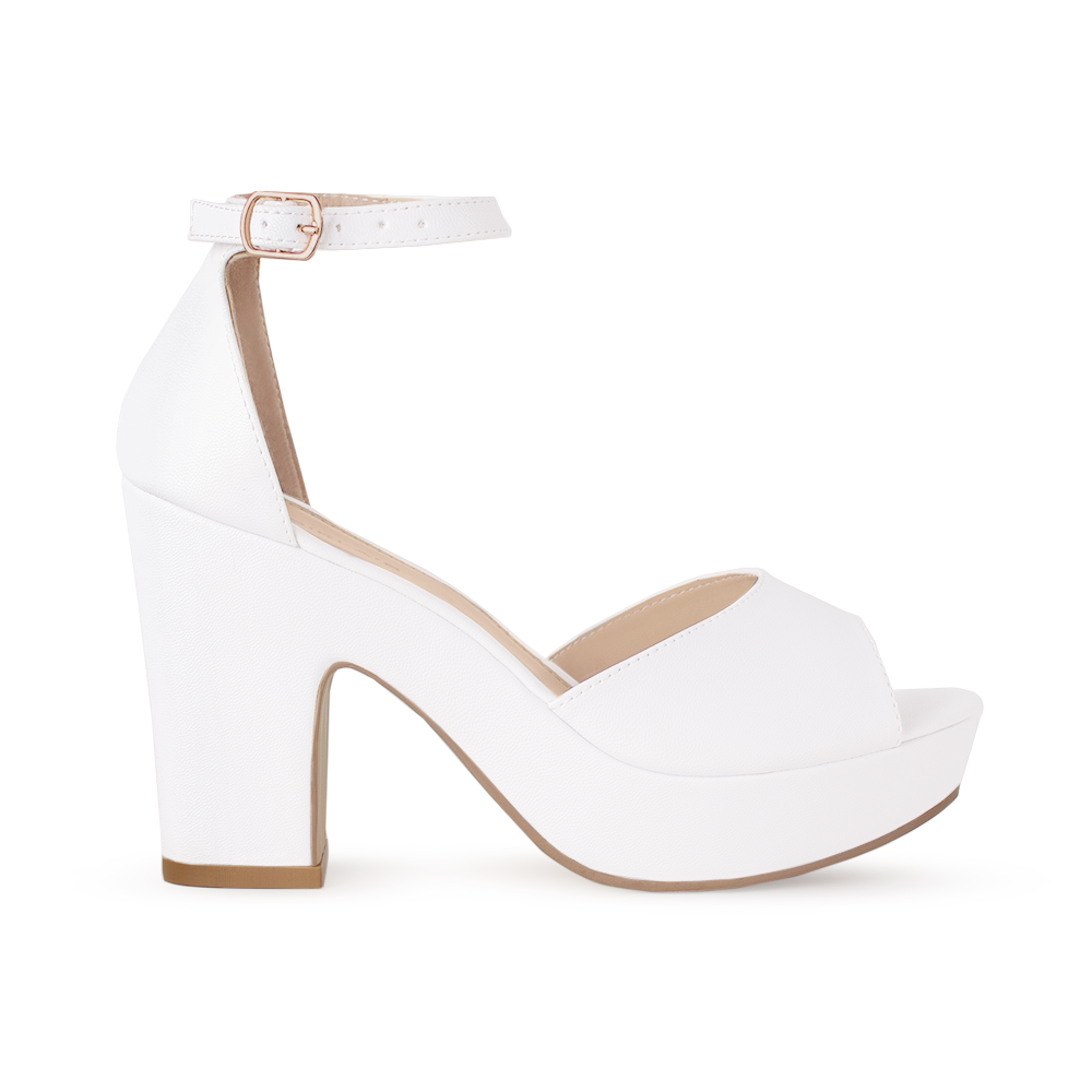 Vista lateral de zapatilla para mujer en color blanco con pulsera y tacón ancho de 10cm