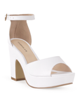 Vista diagonal de zapatilla para mujer con pulsera y tacón ancho en color blanco 