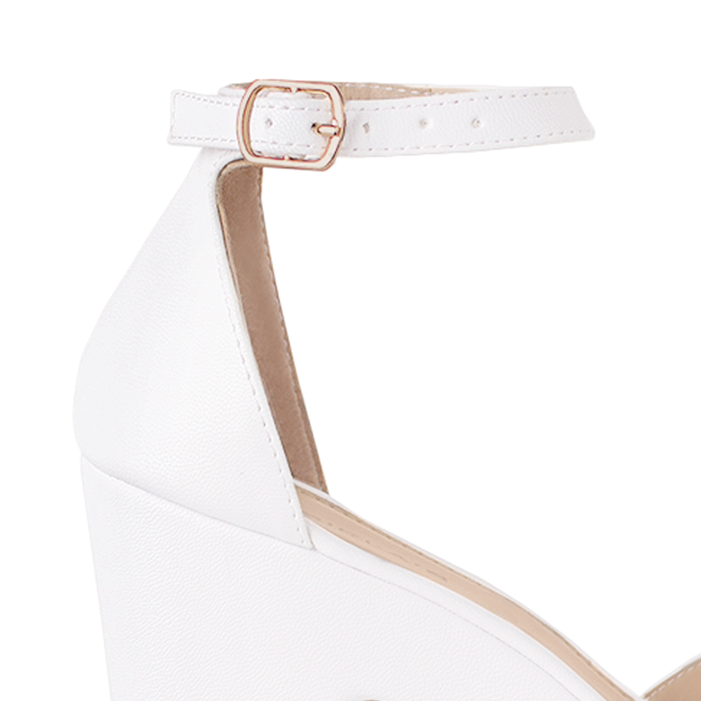 Vista a detalle de zapatilla blanca para mujer con pulsera 