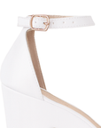 Vista a detalle de zapatilla blanca para mujer con pulsera 