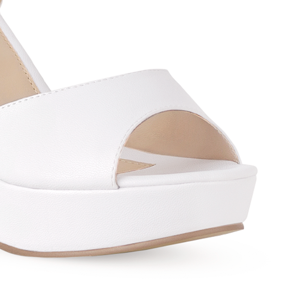 Vista de material cabra sintético en zapatilla para mujer con pulsera en color blanco