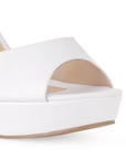 Vista de material cabra sintético en zapatilla para mujer con pulsera en color blanco