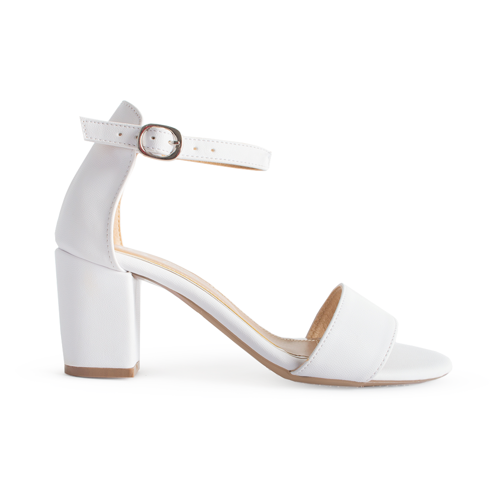 Vista lateral de zapatilla blanca para mujer con pulsera y tacón bajo