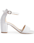 Vista lateral de zapatilla blanca para mujer con pulsera y tacón bajo