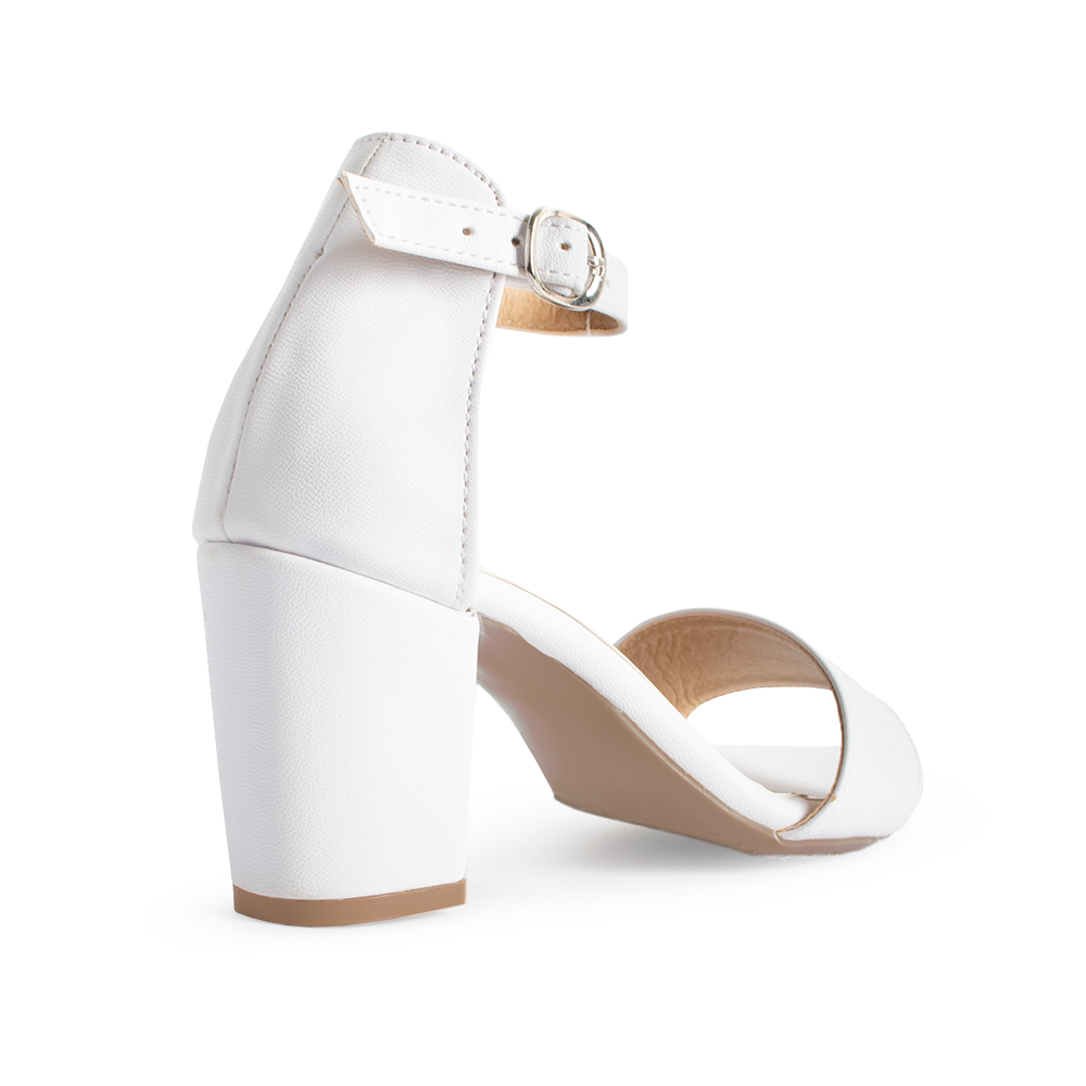Vista trasera de tacón bajo 7cm en zapatilla blanca para mujer con pulsera