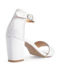 Vista trasera de tacón bajo 7cm en zapatilla blanca para mujer con pulsera