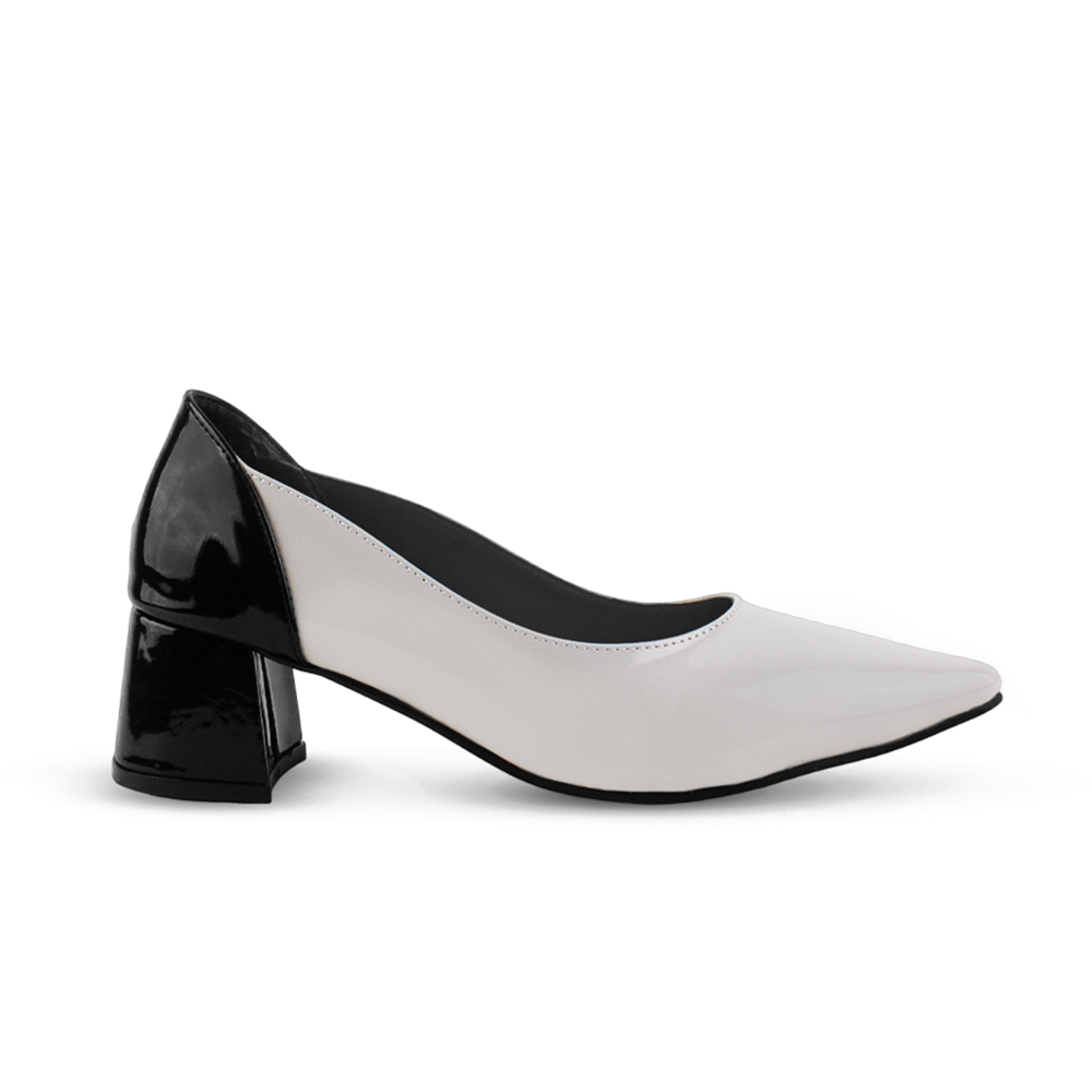 vista lateral de zapatillas blancas con negro con tacón medio de 5 cm para dama 
