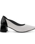 vista lateral de zapatillas blancas con negro con tacón medio de 5 cm para dama 