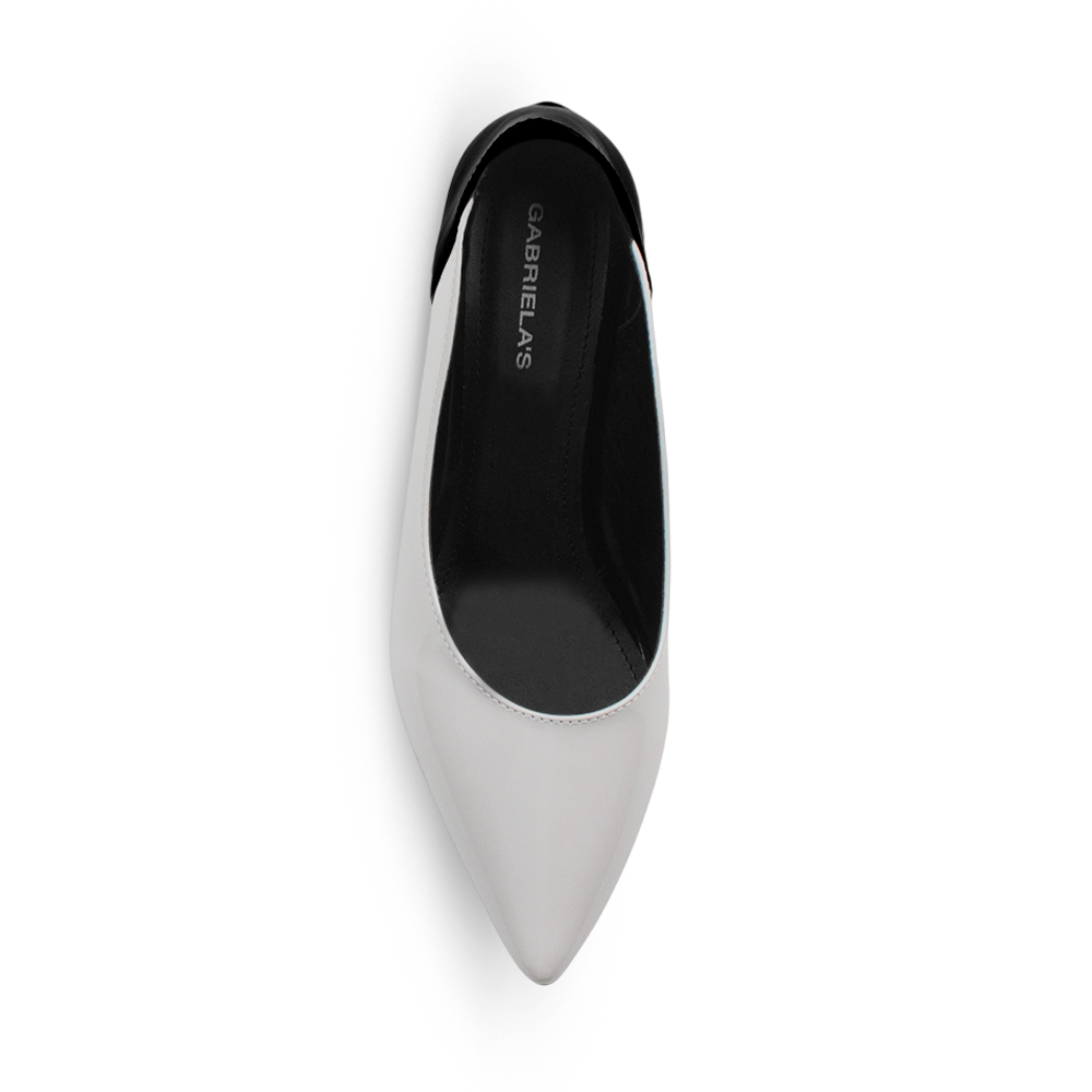 vista superior de zapatillas blancas para dama con tacón cuadrado de 5cm