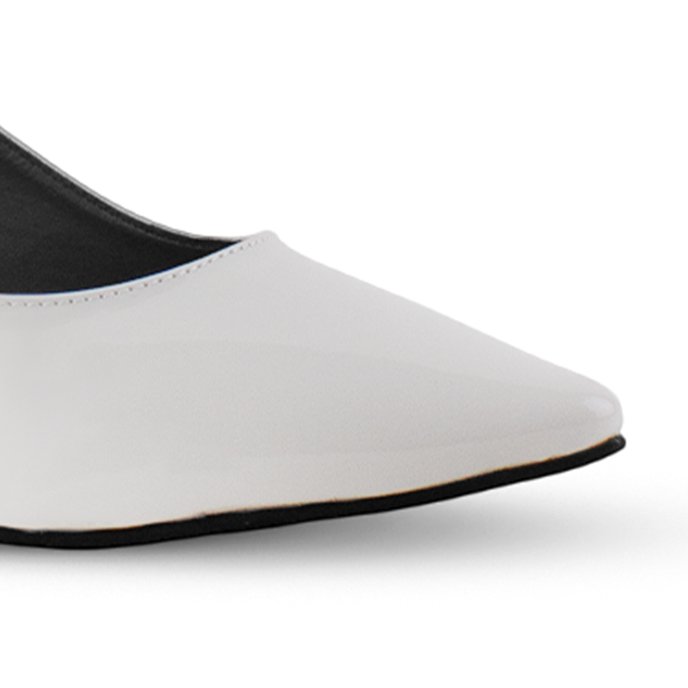 vista del material en charol de las zapatillas blancas para dama con tacón de 5cm