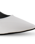 vista del material en charol de las zapatillas blancas para dama con tacón de 5cm