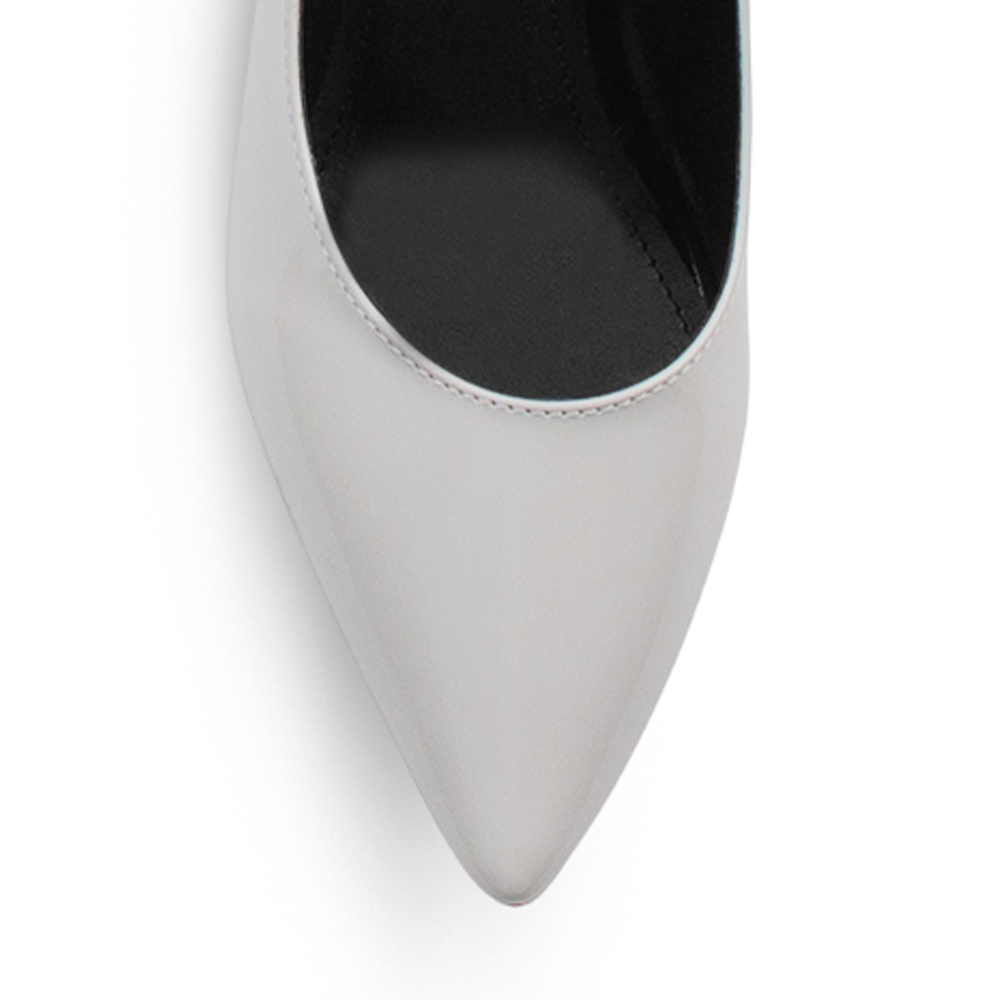 vista del detalle stiletto en zapatillas blancas de dama 