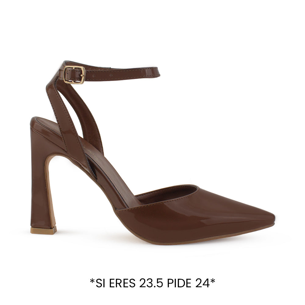 Vista lateral de zapatilla café con pulsera y tacón medio de 10cm