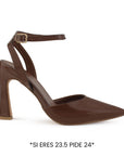 Vista lateral de zapatilla café con pulsera y tacón medio de 10cm