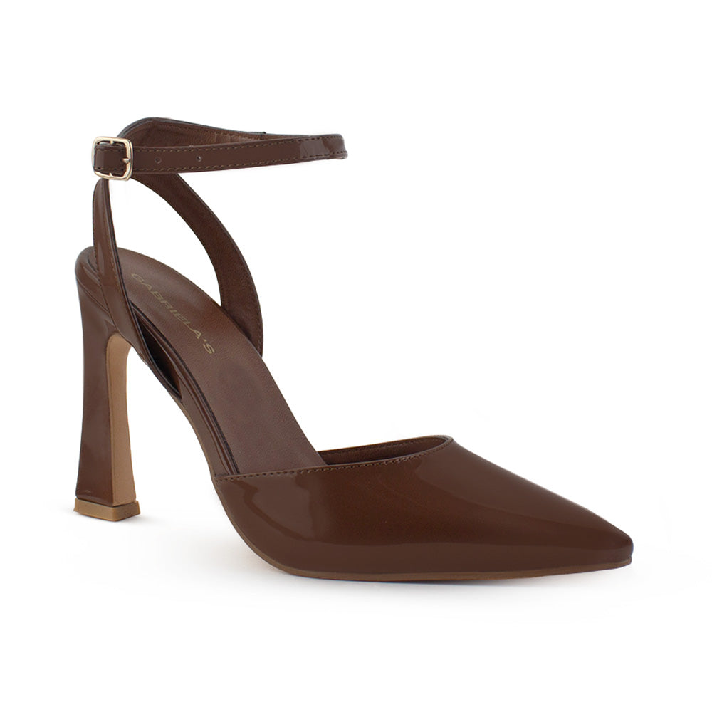 Vista diagonal de zapatilla para mujer con pulsera y tacón escultural  en color café 