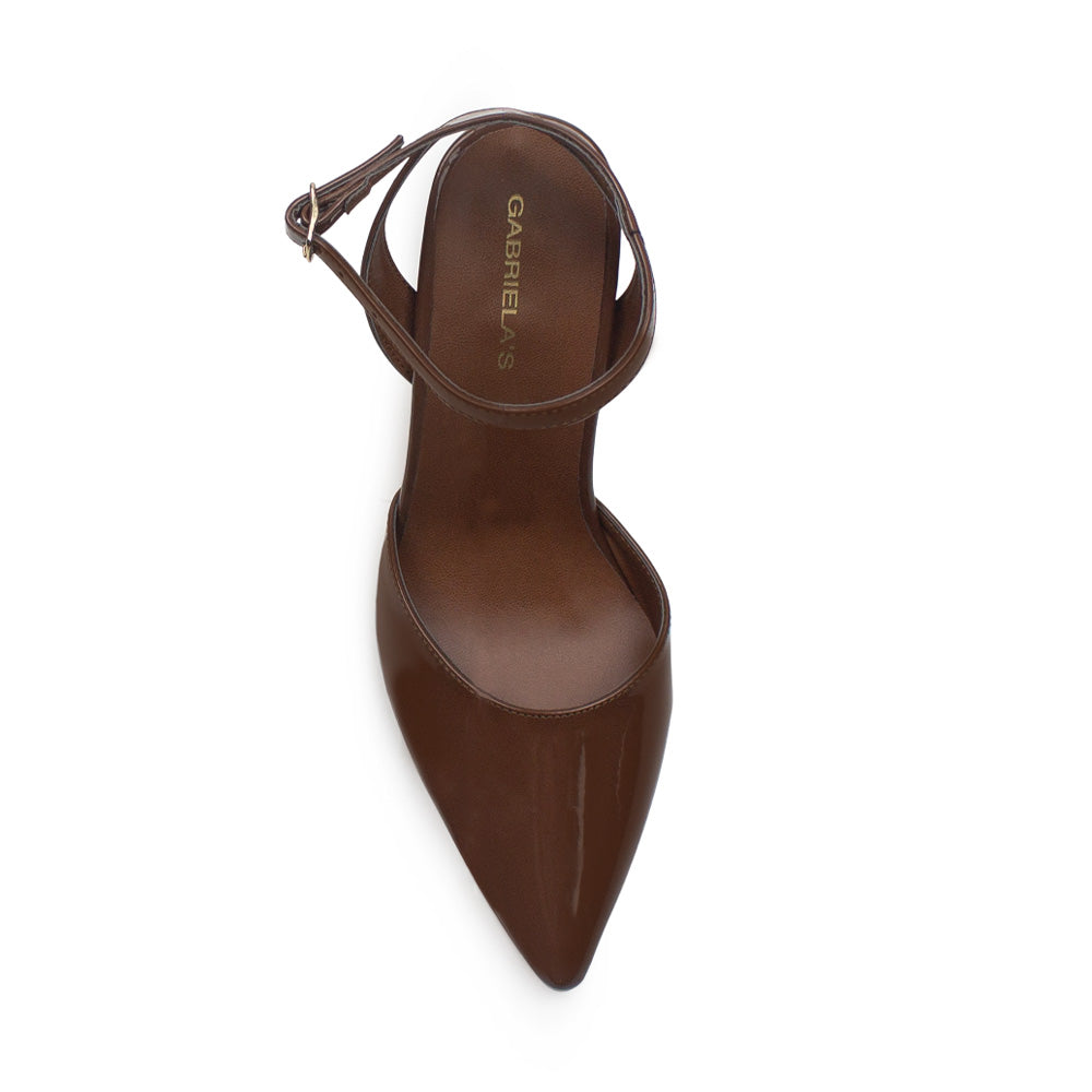 Vista superior de zapatilla café con pulsera para mujer puntal